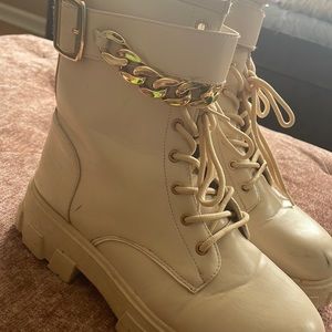 Cream large snow boats